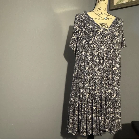 Knox Rose Floral V-Neck Dress - Picture 2 of 8